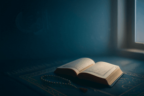 Tevbe istiğfar nasıl edilir – seher vaktinde seccade üzerinde açık Kur’an ve tesbih, huzurlu ibadet sahnesi.